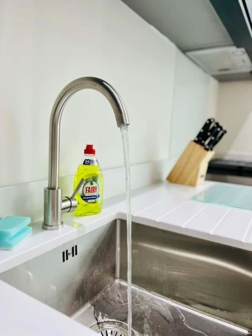 Lovely Studio Apartment With Free Parking Included! Manchester Kültér fotó