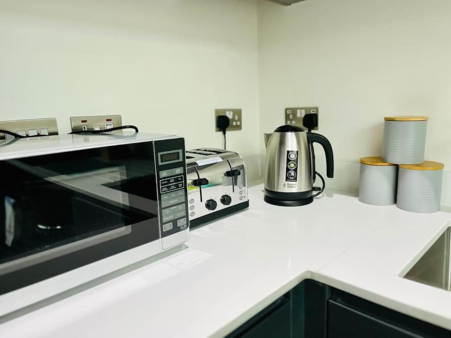 Lovely Studio Apartment With Free Parking Included! Manchester Kültér fotó