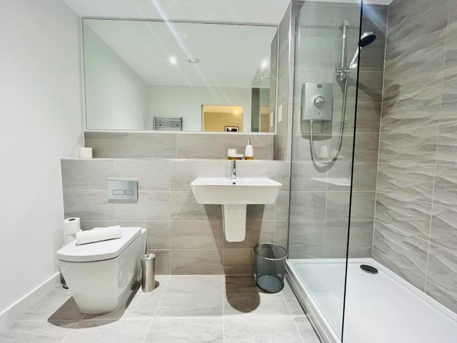 Lovely Studio Apartment With Free Parking Included! Manchester Kültér fotó