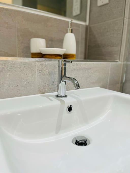 Lovely Studio Apartment With Free Parking Included! Manchester Kültér fotó