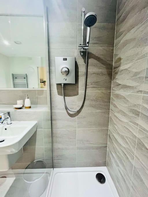 Lovely Studio Apartment With Free Parking Included! Manchester Kültér fotó